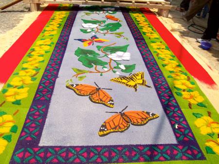 alfombras de semana santa en guatemala. Making Alfombras during Semana